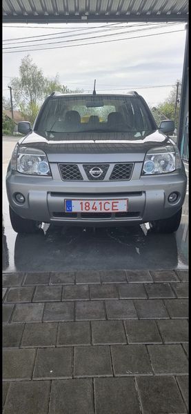 Підготовка позашляховика Nissan до передачі на фронт.