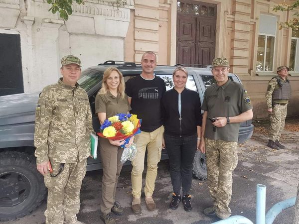 Урочиста передача автомобіля для виконання військових завдань.