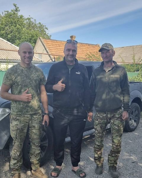 Зустріч із бійцями під час передачі пікапа.