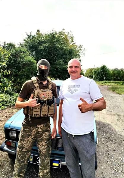 Передача автомобіля бійцям спецпідрозділу на передовій.