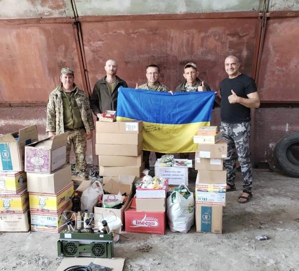 Комплексна партія зв'язку, радіостанцій та зарядних станцій.