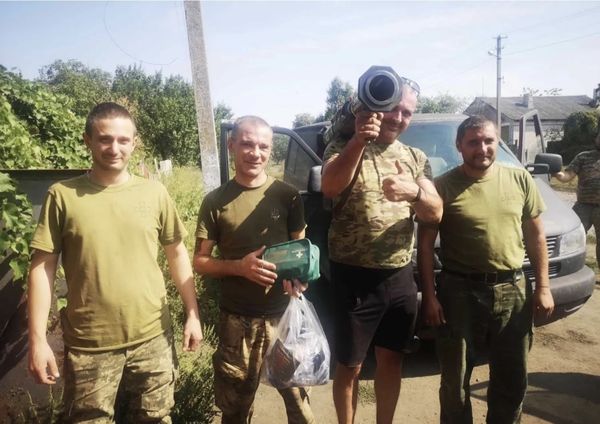 Передача тактичних комплектів спорядження захисникам.