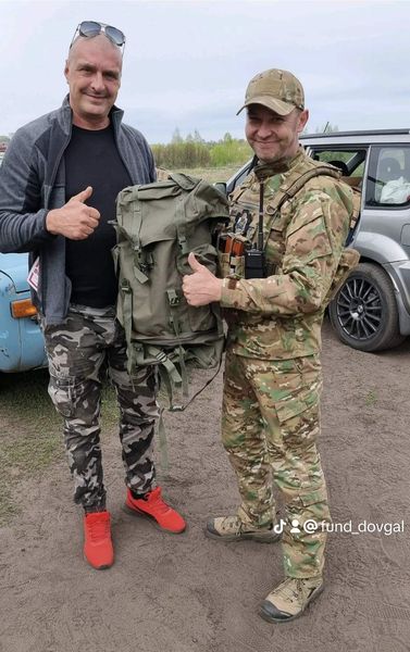 Бійці з отриманими надійними тактичними рюкзаками.