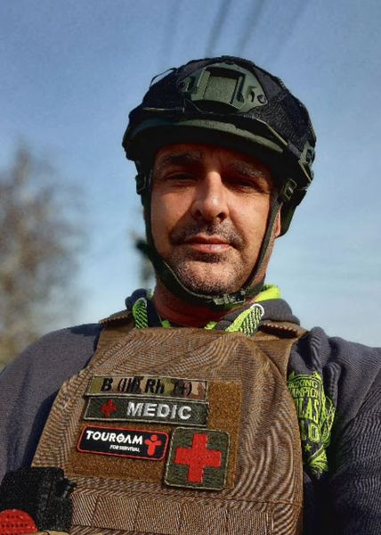 Засновник фонду Денис Довгаль у захисному спорядженні під час гуманітарного виїзду.