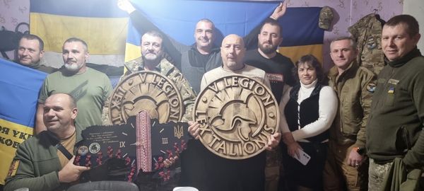 Пам'ятні нагородні щити від підрозділів сил оборони.