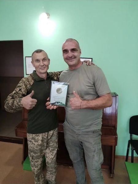 Вручення відзнаки командиром підрозділу за надану допомогу.