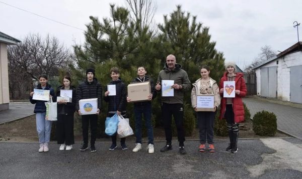 Дитячі малюнки та обереги, підготовлені для відправки на передову.