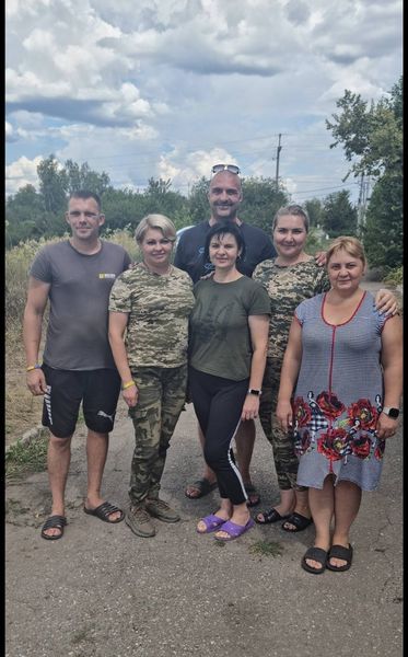 Команда волонтерів під час гуманітарної місії в сільській громаді.