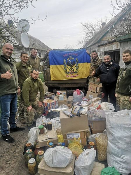 Доставка продовольства та теплого спорядження на передову.