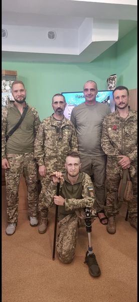 Зустріч з особовим складом підрозділу під час передачі допомоги.