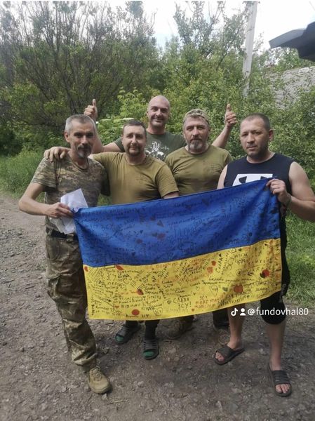 Пам'ятний прапор із побажаннями від бійців на фронті.
