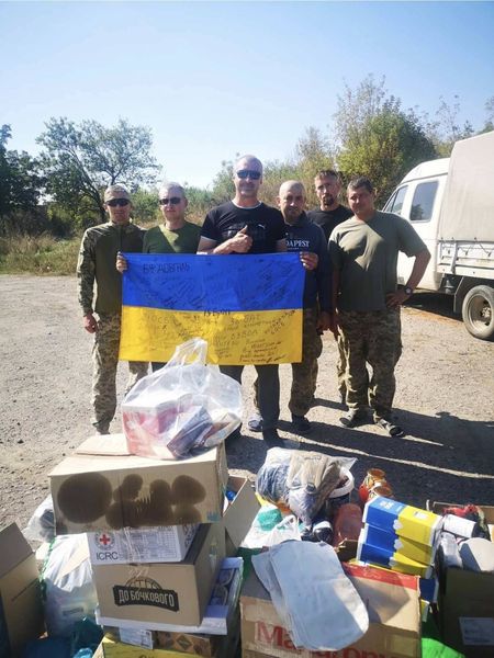 Передача медикаментів, тактичних засобів та підписаного прапора.